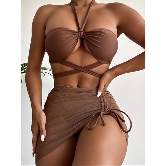 Bikini - Picture 1 of 7